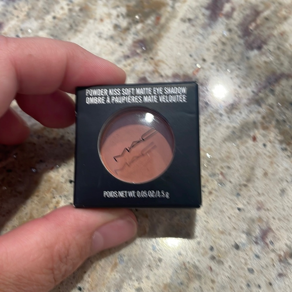 Power kiss soft matte eye shadow- color my tweedy